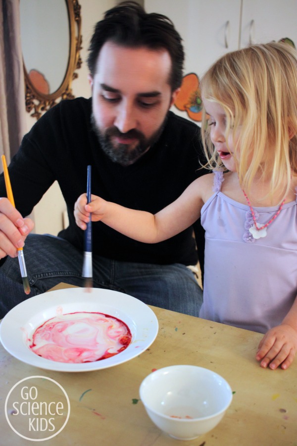 Making swirling milk with food colouring and dishsoap