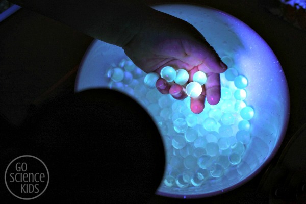 Tonic water beads that glow