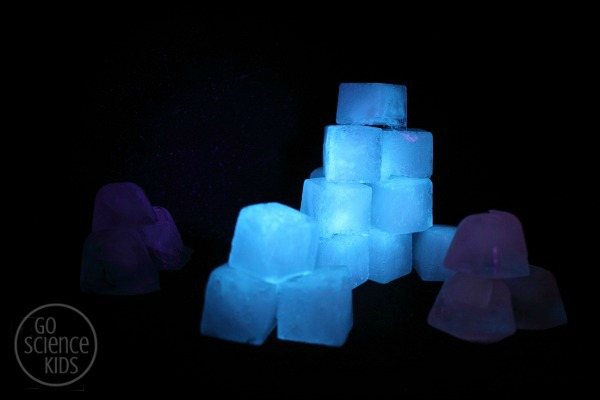 GLOWING tonic ice cubes vs water ice cubes